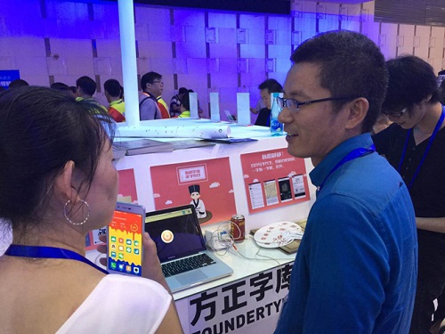 寫字先生展位現(xiàn)場(chǎng)咨詢2.jpg 寫字先生展位現(xiàn)場(chǎng)咨詢2.jpg