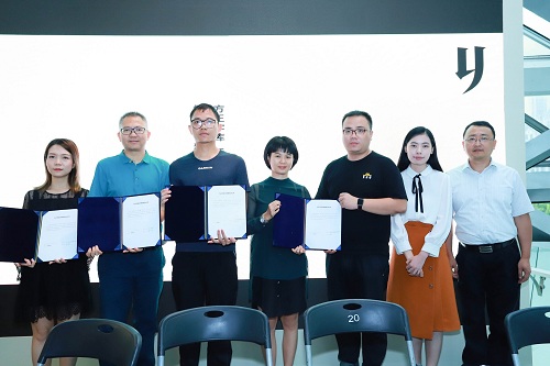 簽約合影01.jpg 簽約合影01.jpg